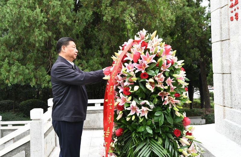  9月16日至18日，中共中央總書記、國家主席、中央軍委主席習近平在河南考察。這是16日下午，習近平來到位于信陽市新縣的鄂豫皖蘇區首府烈士陵園，瞻仰革命烈士紀念碑，向革命先烈敬獻花籃。 新華社記者 謝環馳 攝